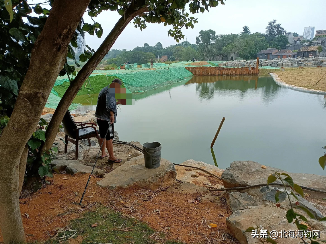 北海髙德老街附近下网捕鱼