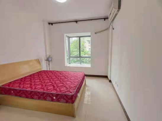 银海区侨港商圈135平方3房2厅2卫4阳台，不到5200一平