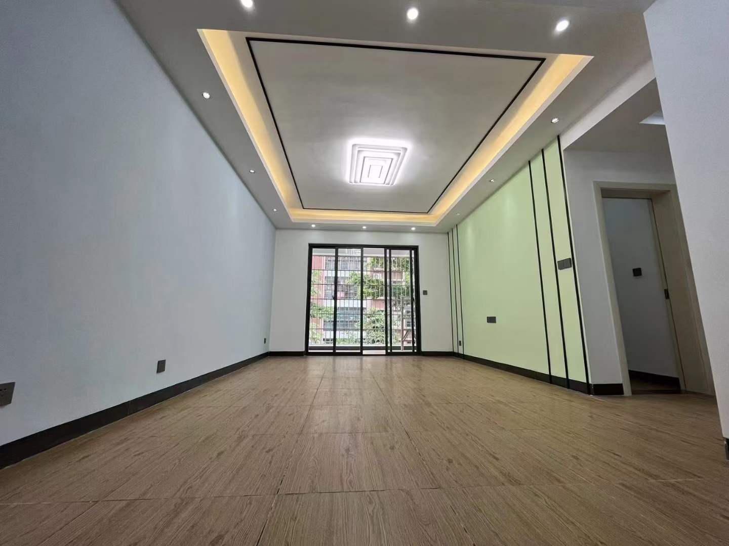 圣煌广场，面积：84平，3房2厅1卫，价格: 43.8万